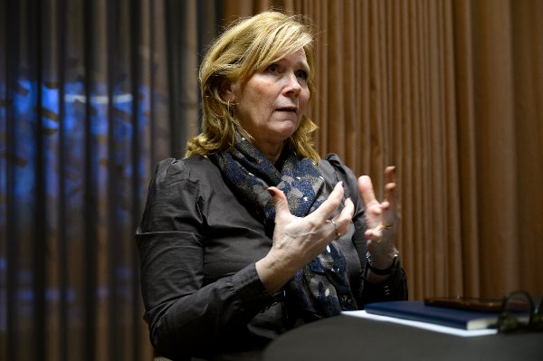 Som en del av kommunens handlingsplan mot vold i nære relasjoner, iverksetter byrådet nå et opplegg som skal lære opp ledere i Bergen kommune til å bistå og hjelpe ansatte som blir utsatt for vold i nære relasjoner.
Byrådsleder Christine Meyer, sosialbyråd Charlotte Spurkeland og leder for krisesenteret i Bergen, Pia Krüger Grönqvist, møter oss på rådhuset for å prate om dette.