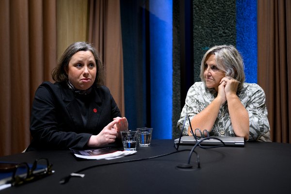 Som en del av kommunens handlingsplan mot vold i nære relasjoner, iverksetter byrådet nå et opplegg som skal lære opp ledere i Bergen kommune til å bistå og hjelpe ansatte som blir utsatt for vold i nære relasjoner.
Byrådsleder Christine Meyer, sosialbyråd Charlotte Spurkeland og leder for krisesenteret i Bergen, Pia Krüger Grönqvist, møter oss på rådhuset for å prate om dette.