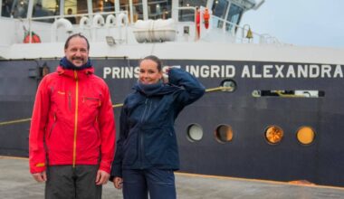 Kronprins Haakon og prinsesse Ingrid Alexandra står på kaia i Horten, klare for brislingtokt i Oslofjorden