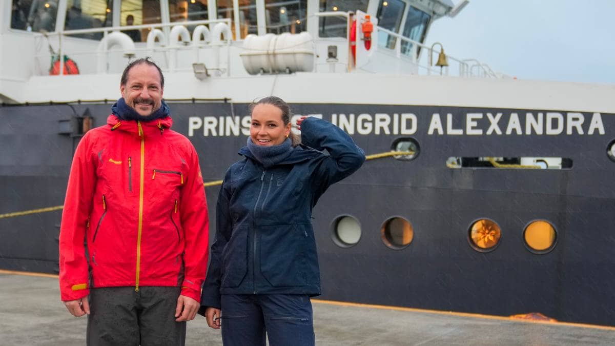 Kronprins Haakon og prinsesse Ingrid Alexandra står på kaia i Horten, klare for brislingtokt i Oslofjorden