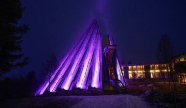 en opplyst bro om natten