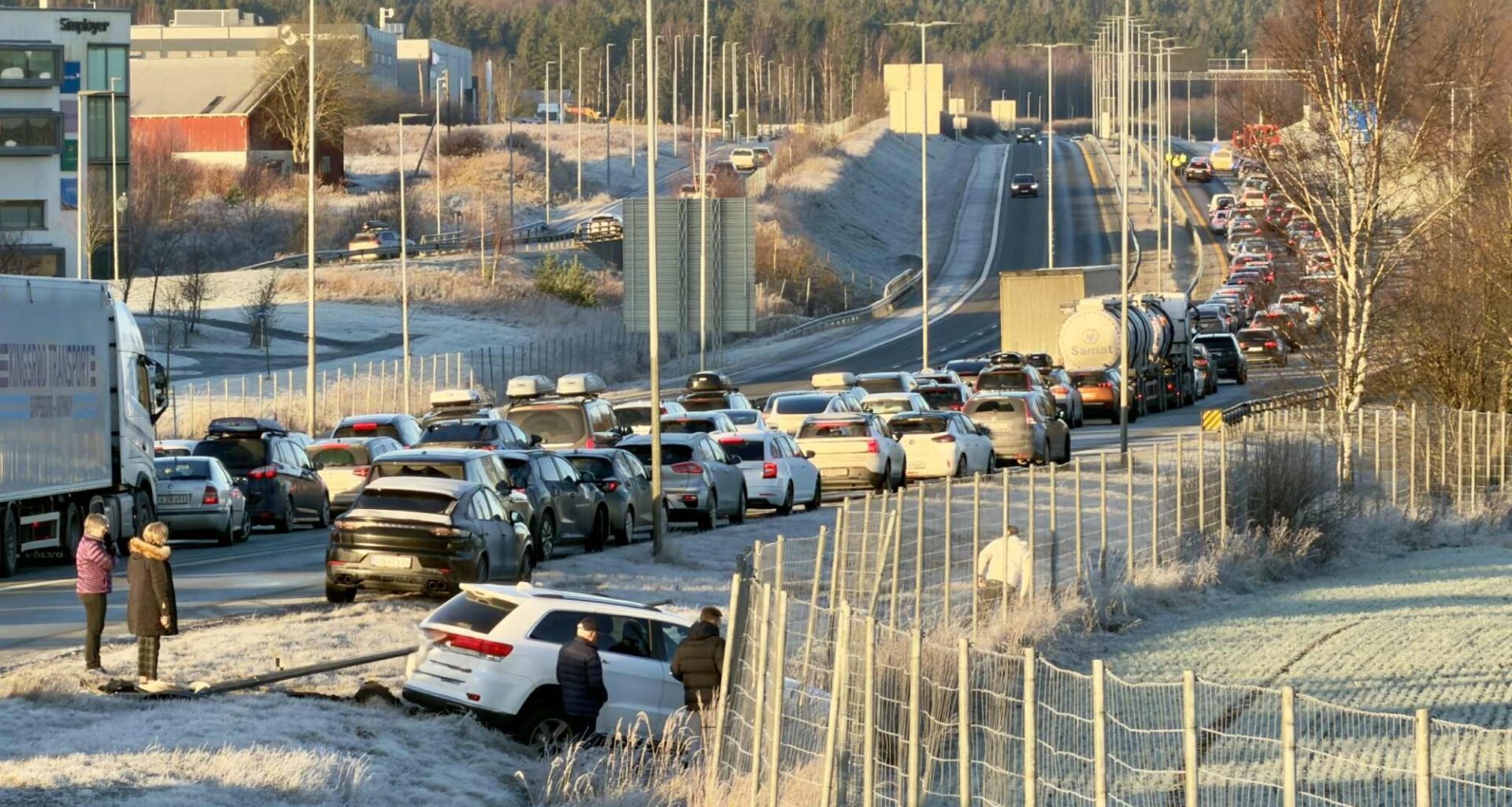 Trafikk, Ulykker | E6 stengt etter to ulykker ved Grålum og Kalnes: – Meldes om at det er svært glatt på stedet