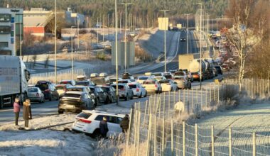 Trafikk, Ulykker | E6 stengt etter to ulykker ved Grålum og Kalnes: – Meldes om at det er svært glatt på stedet
