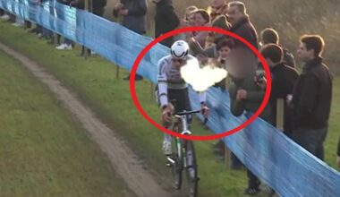Mathieu van der Poel som sykler, mens en tilskuer blåser røyk mot ansiktet hans