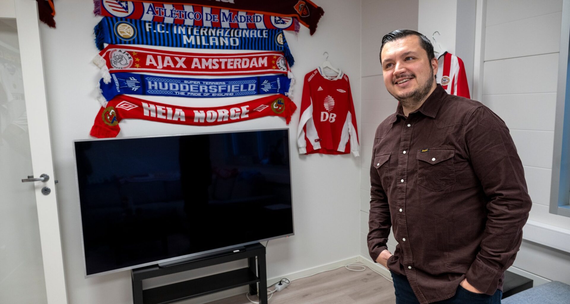 Økonomi og næringsliv, Brann | Andre Dyrøy fra Askøy har sikret seg flybilletter og hotellrom i USA – uten å vite hvilke byer Norge skal spille VM-kampene i fotball.