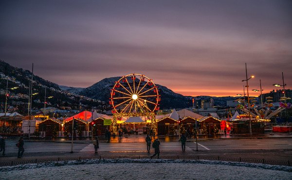 Bergen Julemarked åpner på Festplassen i dag. 
lys jul julelys pariserhjul marked