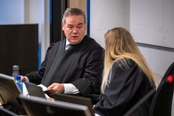 Den 7. januar i 2024 ble tobarnsmoren Tina Milena Solberg (33) funnet død i bagasjerommet på en utbrent bil. Ekssamboer Vahid Heydari Mohammadi møtte i retten i dag tiltalt for drap. 

 Jørgen Riple, advokat
Rikke Arnesen