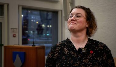 en person som smiler til kameraet