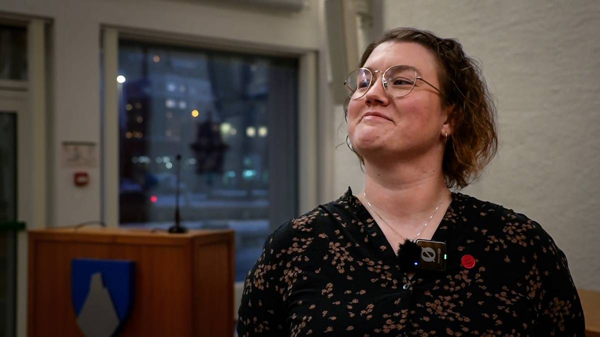 en person som smiler til kameraet