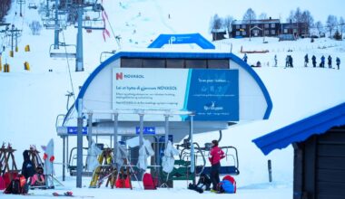 En skiheis med skilt