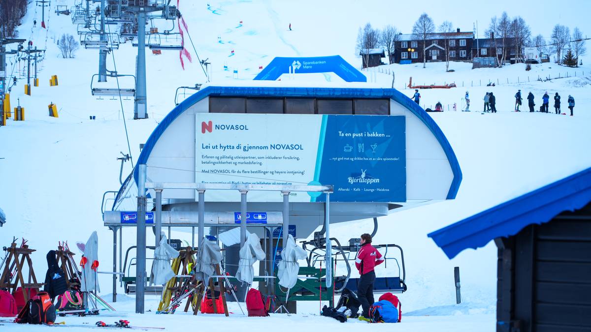 En skiheis med skilt