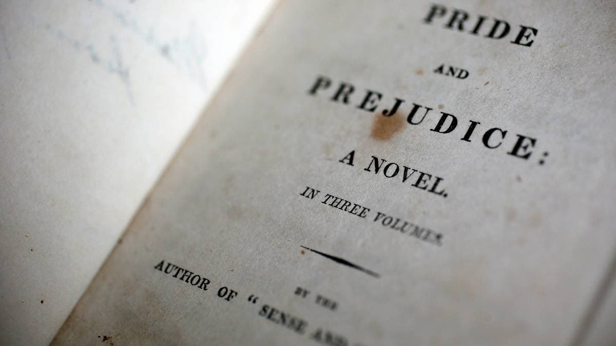KLASSIKER: En førsteutgave av "Pride and Prejudice" fra 1813 stilles ut i Jane Austen-huset i Chawton.
