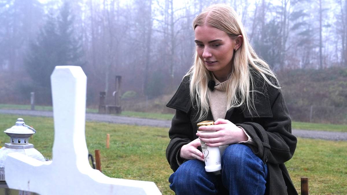 Ung jente med langt, lyst hår sitter på huk ved en grav. Et hvitt kors står i forgrunnen. På graven er det lys og blomster.