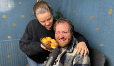 Live Nelvik holder et fat med lussekatter veldig nærme fjeset til Ronny Brede Aase.