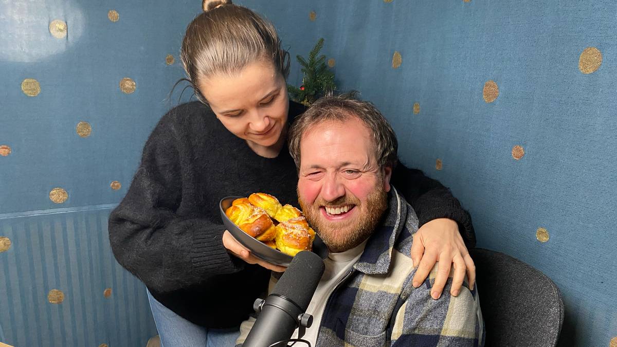 Live Nelvik holder et fat med lussekatter veldig nærme fjeset til Ronny Brede Aase.