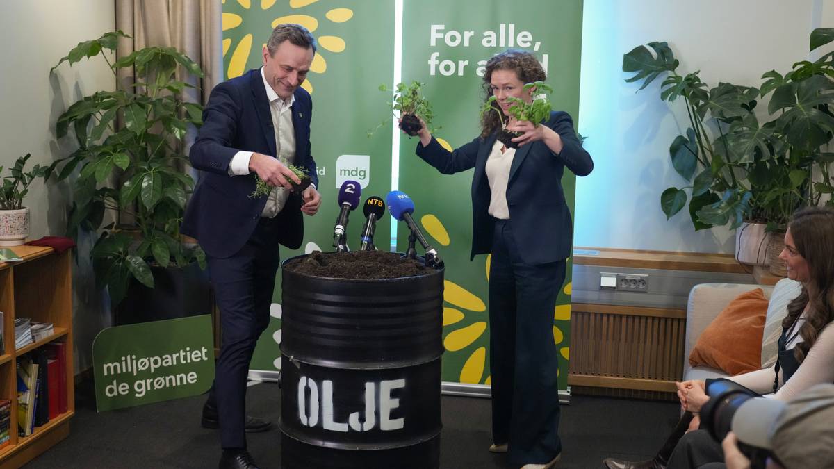 et par menn i dress som står på en scene