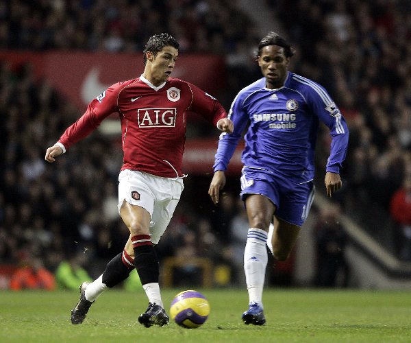 26/11/2006 - FA Premiership Football, Manchester United v Chelsea, Cristiano Ronaldo of Manchester Utd passes the ball in front of Didier Drogba. of Chelsea.  (Photo by Matt Roberts/Offside via Getty Images)