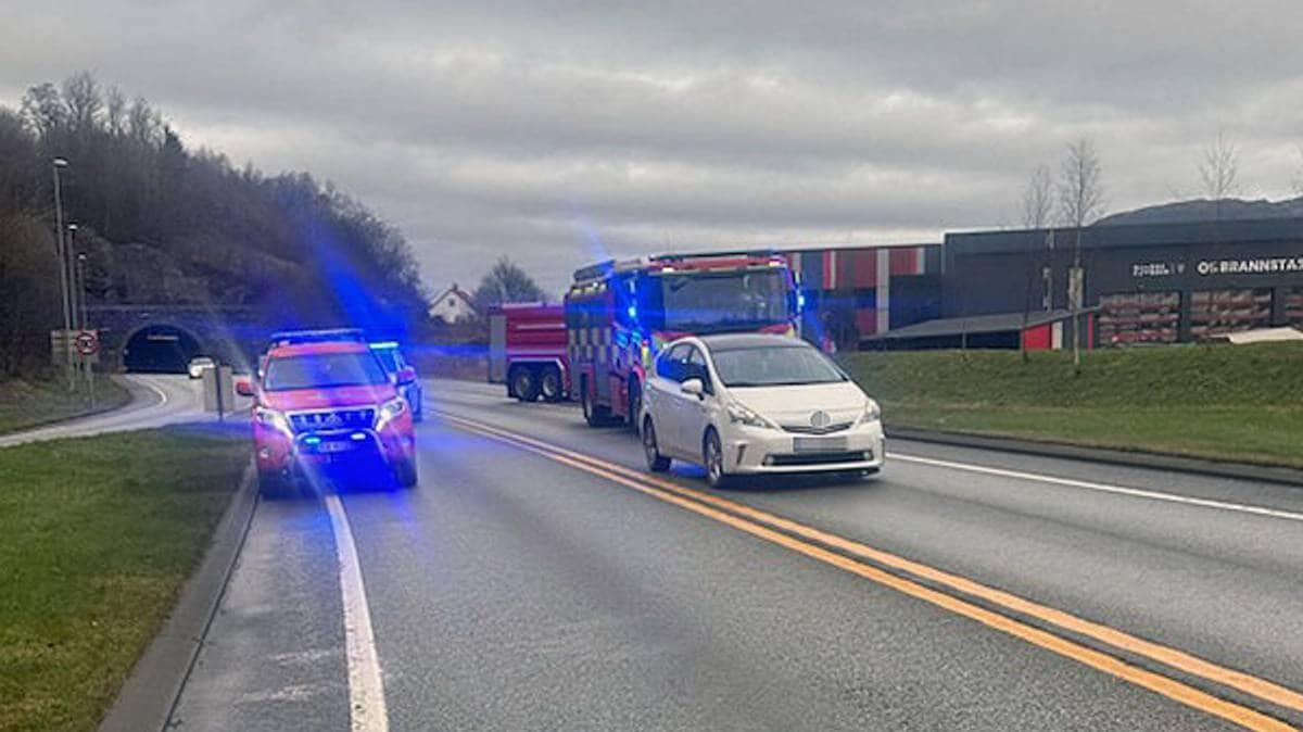 Ein bil med fem passasjerar, derav to born, var involvert i uhellet.