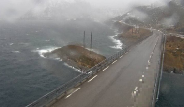 Høy sjø og mye regn på webkameraet til Statens vegvesen.