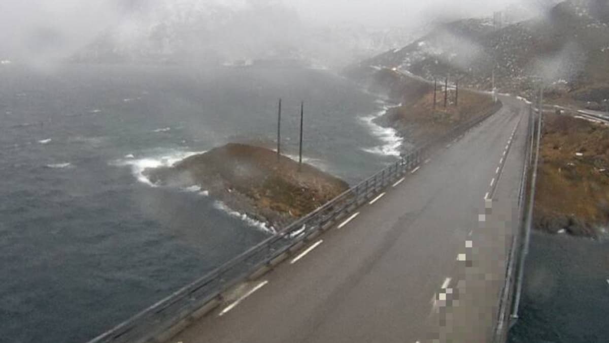 Høy sjø og mye regn på webkameraet til Statens vegvesen.