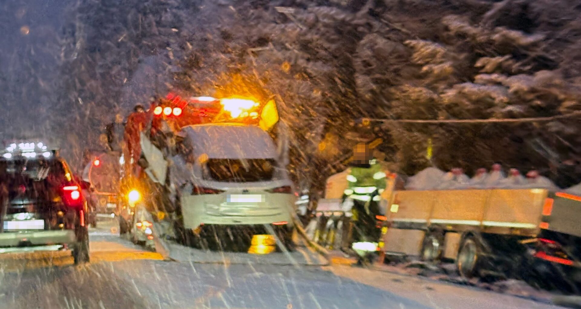 Trafikk, Alver | Frontkollisjon mellom personbil og lastebil: – Fører var fastklemt