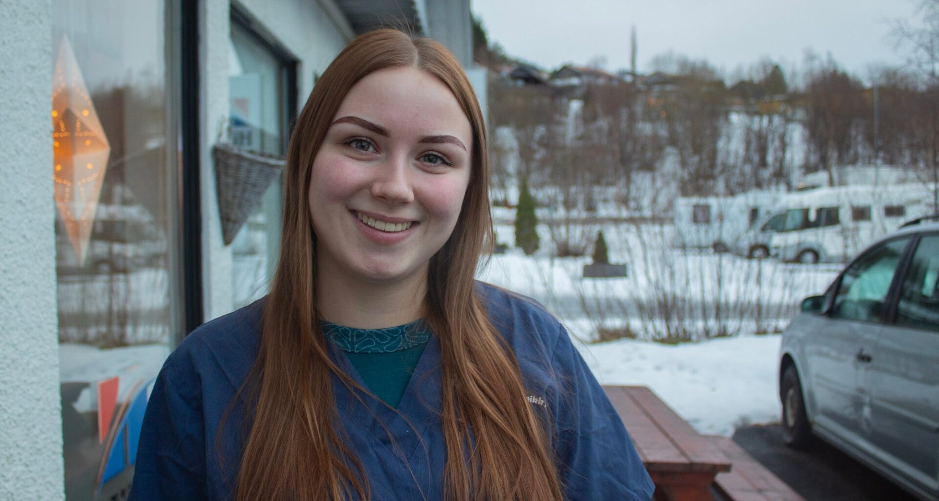 Linnea Sofie (19) strekker ut en hjelpende hånd i jula – og her er psykologens fem råd for å håndtere ensomhet - Helgelendingen