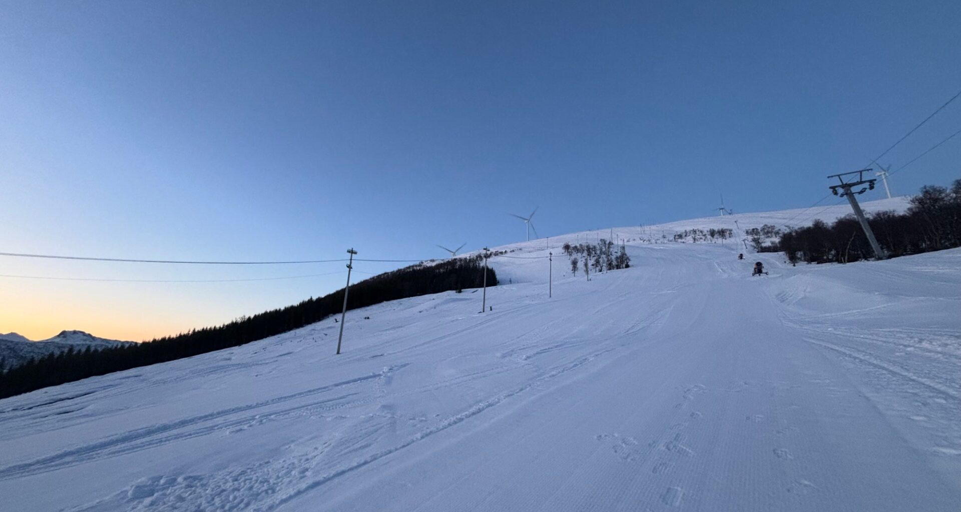Snøkanonene var i gang, men så kom mildværet. Nå venter de bare på én ting - Bladet Vesterålen