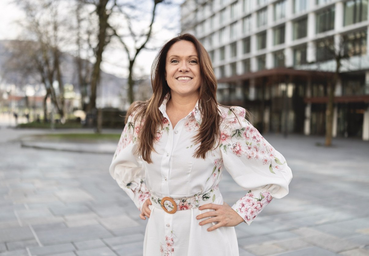 Økonomi og næringsliv, Arbeidsliv | Helene Frihammer rekker seg fra toppjobb i NHO