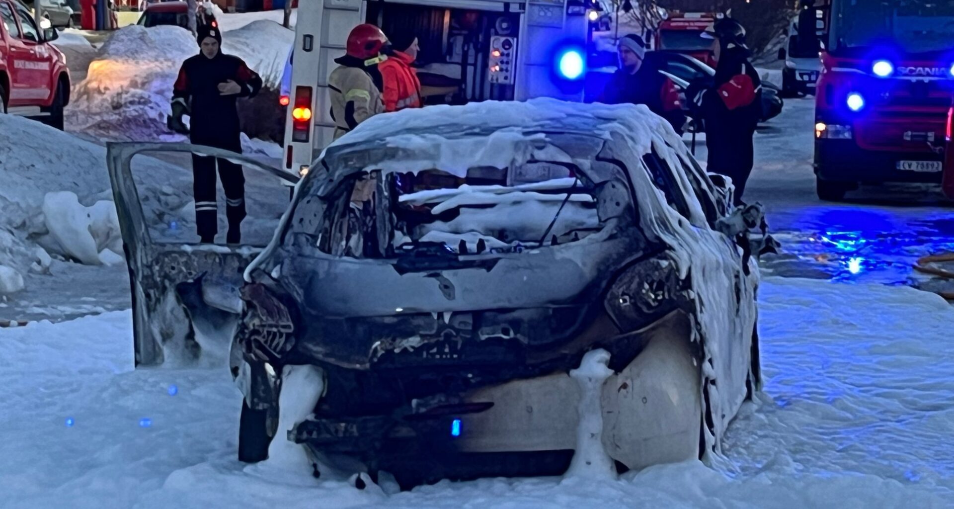 Bilbrann, Øksnes | En dieselbil begynte å brenne utenfor dagligvarebutikk på Myre i Øksnes