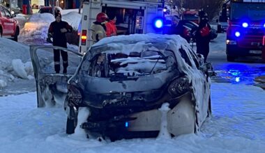 Bilbrann, Øksnes | En dieselbil begynte å brenne utenfor dagligvarebutikk på Myre i Øksnes