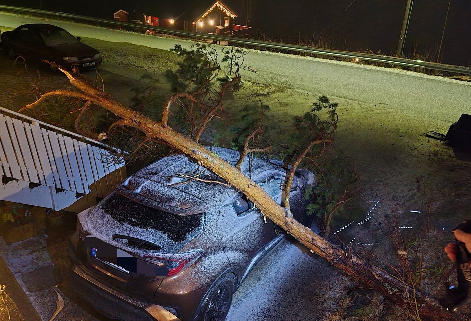 Uvær, Ulykker | Fikk bilruta knust av grein: – Det nytter ikke annet enn å se på nå - Bladet Vesterålen