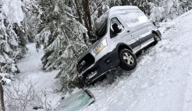 Hendelse, Trafikk | To biler har kjørt av veien: – Ambulanse har hentet en person som er skadet