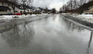 Mosjøen, Vefsn | Underkjølt regn og speilhålke – hele vaktlaget er i sving for å strø veiene på julaften