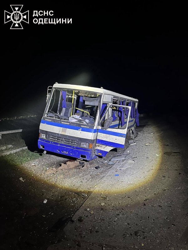 RAMMET BUSS: Ukrainas statlige nødetater forteller lørdag om et russisk missilangrep mot Odesa-regionen med flere døde og skadde. En buss havnet i skuddlinjen under angrepet.