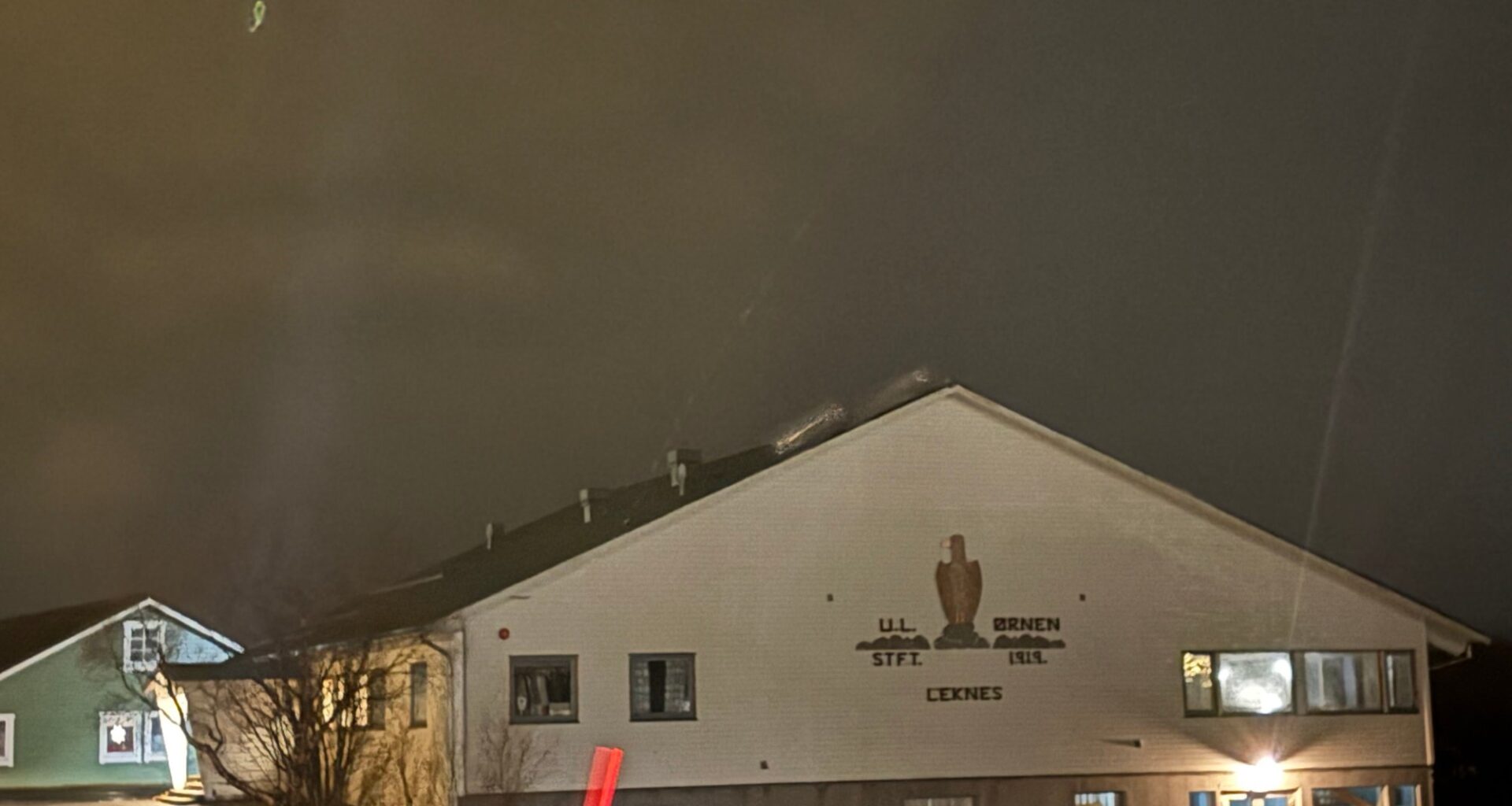 Vestvågøy, Flakstad | 3000 uten strøm – plater fyker rundt