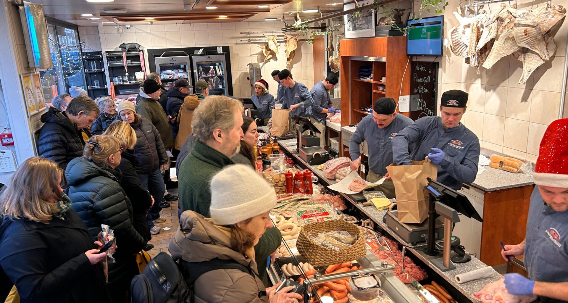 Strøm-Larsen, Kø | Ribbe-kaos hos Strøm-Larsen: Flere timer ventetid i butikken