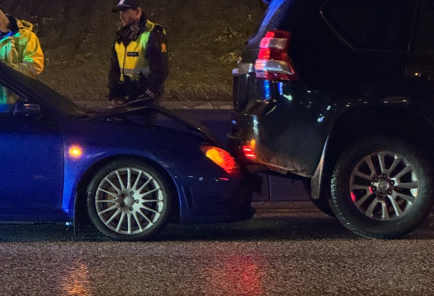 Høvik, E18 | Trafikkuhell på Høvik: – Bilene sitter fast i hverandre