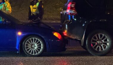 Høvik, E18 | Trafikkuhell på Høvik: – Bilene sitter fast i hverandre