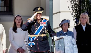 Kong Harald gjør honnør under velkomstseremonien på Slottsplassen for det islandske presidentparet