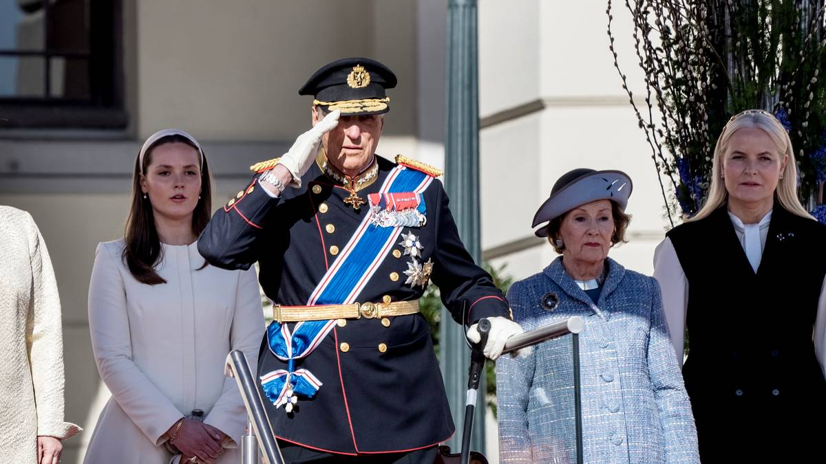 Kong Harald gjør honnør under velkomstseremonien på Slottsplassen for det islandske presidentparet