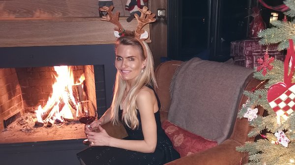 Isabelle Ringnes foran peisen i julen.