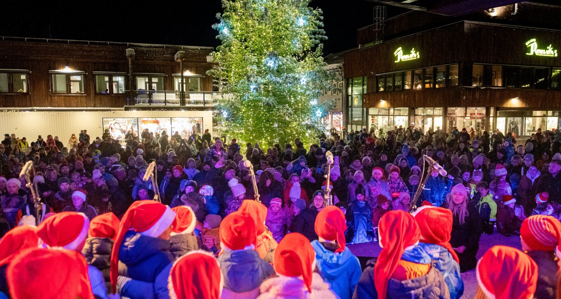 Store og små fylte torget i Mosjøen: – Den som venter på noe godt, venter ikke forgjeves - Helgelendingen