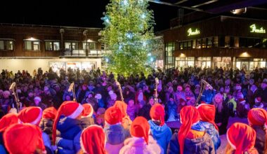 Store og små fylte torget i Mosjøen: – Den som venter på noe godt, venter ikke forgjeves - Helgelendingen