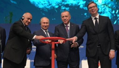 Bulgarias tidligere statsminister Boyko Borisov, Russlands president Vladimir Putin, Tyrkias president Recep Tayyip Erdogan og Serbias president Aleksandar Vučić holder en ventil over en rørledning med teksten «Turkstream».