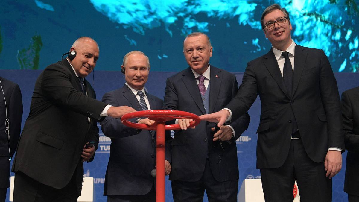 Bulgarias tidligere statsminister Boyko Borisov, Russlands president Vladimir Putin, Tyrkias president Recep Tayyip Erdogan og Serbias president Aleksandar Vučić holder en ventil over en rørledning med teksten «Turkstream».