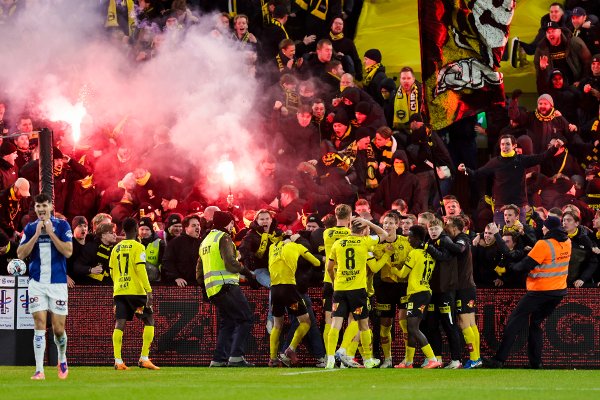 Oslo 20251206.
Lillestrøm feirer etter scoring under cupfinalen i NM-fotball mellom Sarpsborg 08 og Lillestrøm på Ullevaal Stadion.
Foto: Christoffer Andersen / NTB