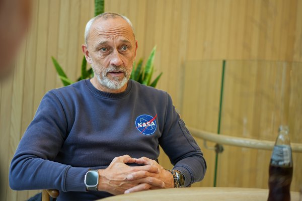 Lars Bohinen avbildet under intervju med Nettavisen før herrelandslagets VM-kvalifiseringskamp mot Israel på Ullevaal stadion.