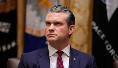 Pete Hegseth sier han ikke var ansvarlig for omstridt dobbeltangrep – NRK Urix – Utenriksnyheter og -dokumentarer