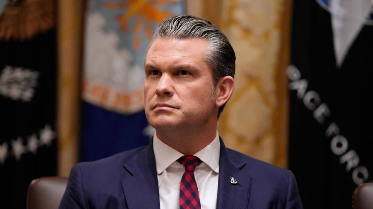 Pete Hegseth sier han ikke var ansvarlig for omstridt dobbeltangrep – NRK Urix – Utenriksnyheter og -dokumentarer