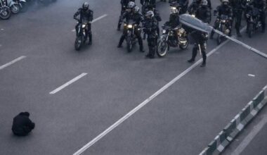 Protestar mot ein svak økonomi i Iran – dette biletet går viralt – NRK Urix – Utenriksnyheter og -dokumentarer